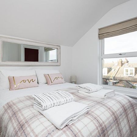 Granada Luxury Apartments: Beachside Flats with Parking Portsmouth Exterior photo