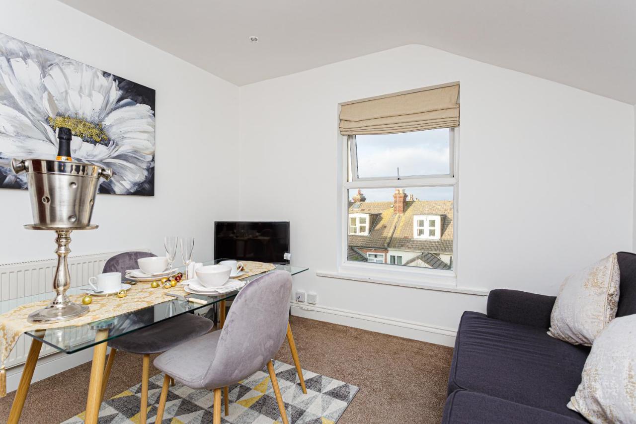 Granada Luxury Apartments: Beachside Flats with Parking Portsmouth Exterior photo