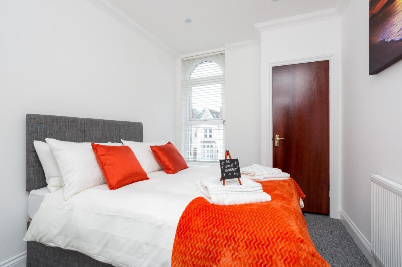 Granada Luxury Apartments: Beachside Flats with Parking Portsmouth Room photo