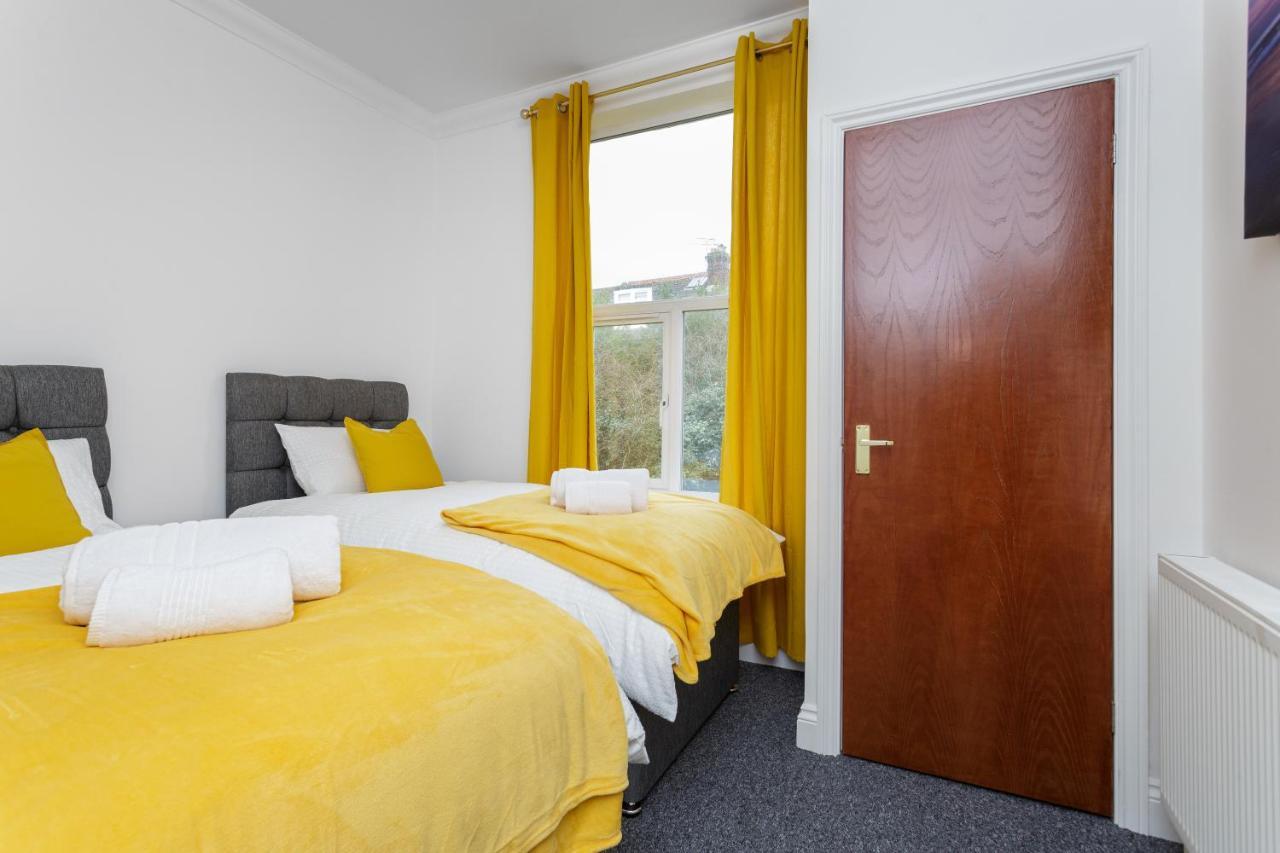 Granada Luxury Apartments: Beachside Flats with Parking Portsmouth Room photo