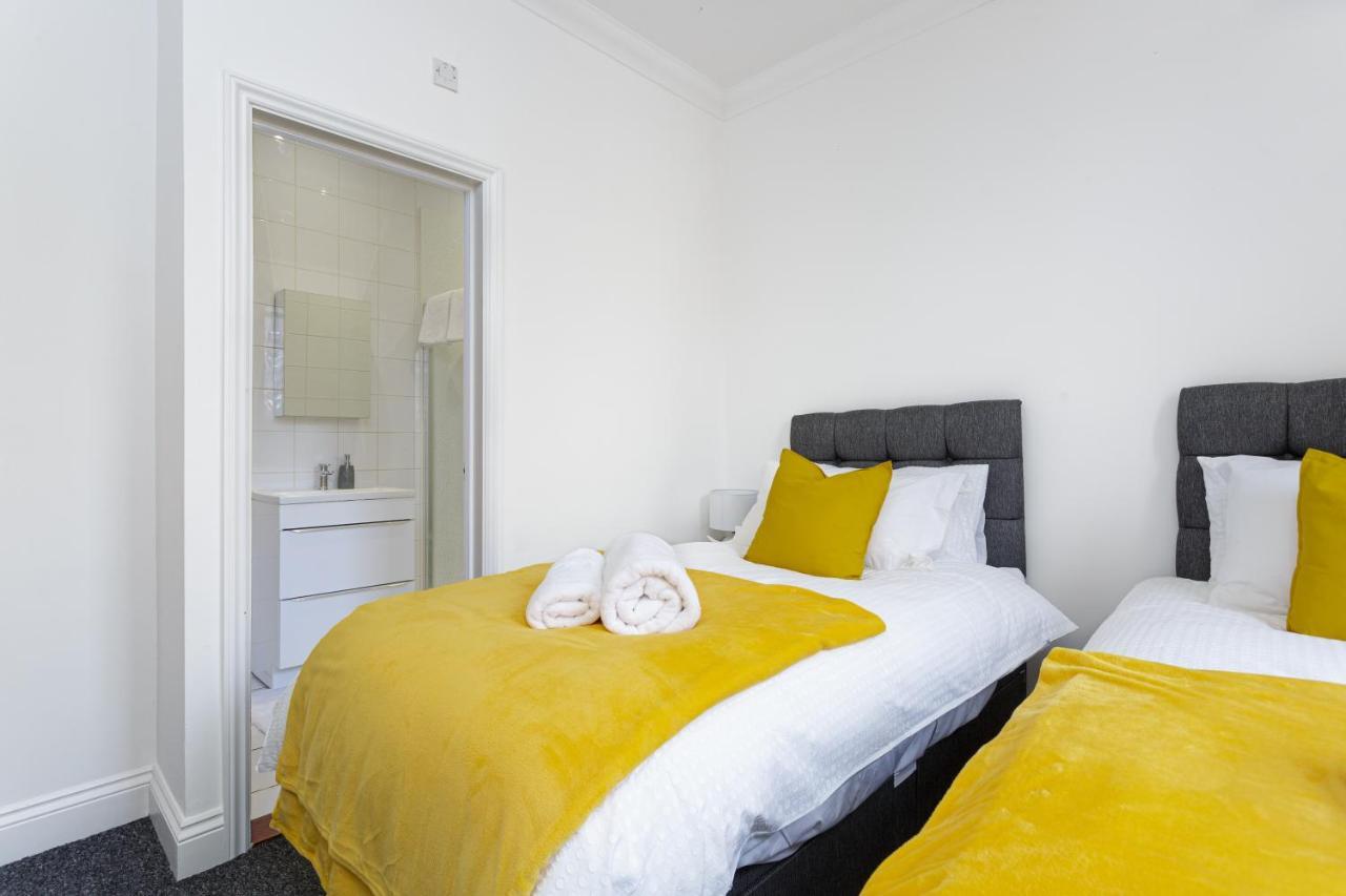 Granada Luxury Apartments: Beachside Flats with Parking Portsmouth Room photo