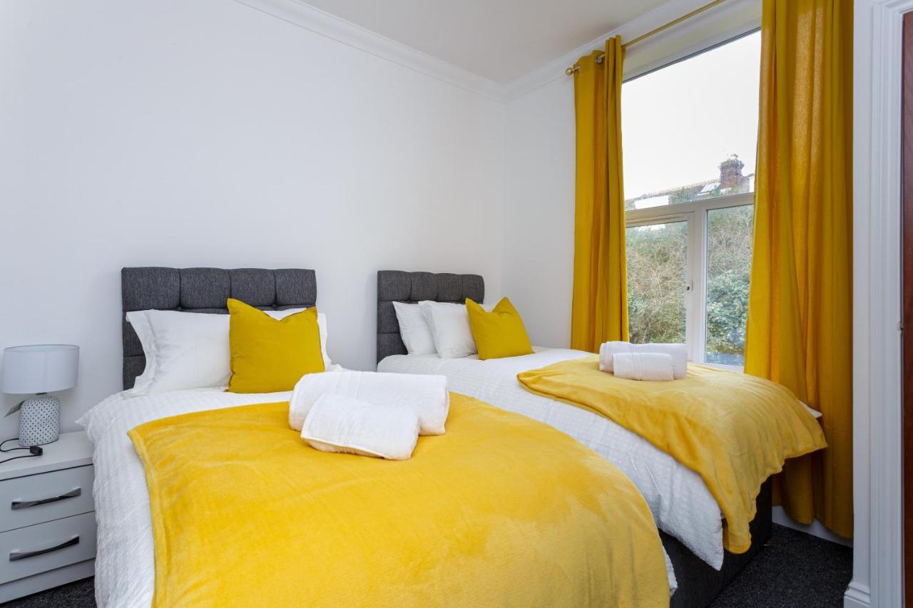 Granada Luxury Apartments: Beachside Flats with Parking Portsmouth Room photo