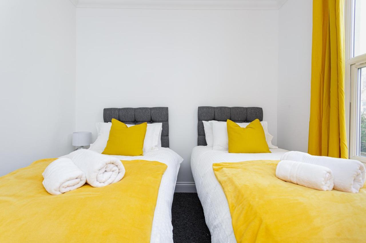 Granada Luxury Apartments: Beachside Flats with Parking Portsmouth Room photo