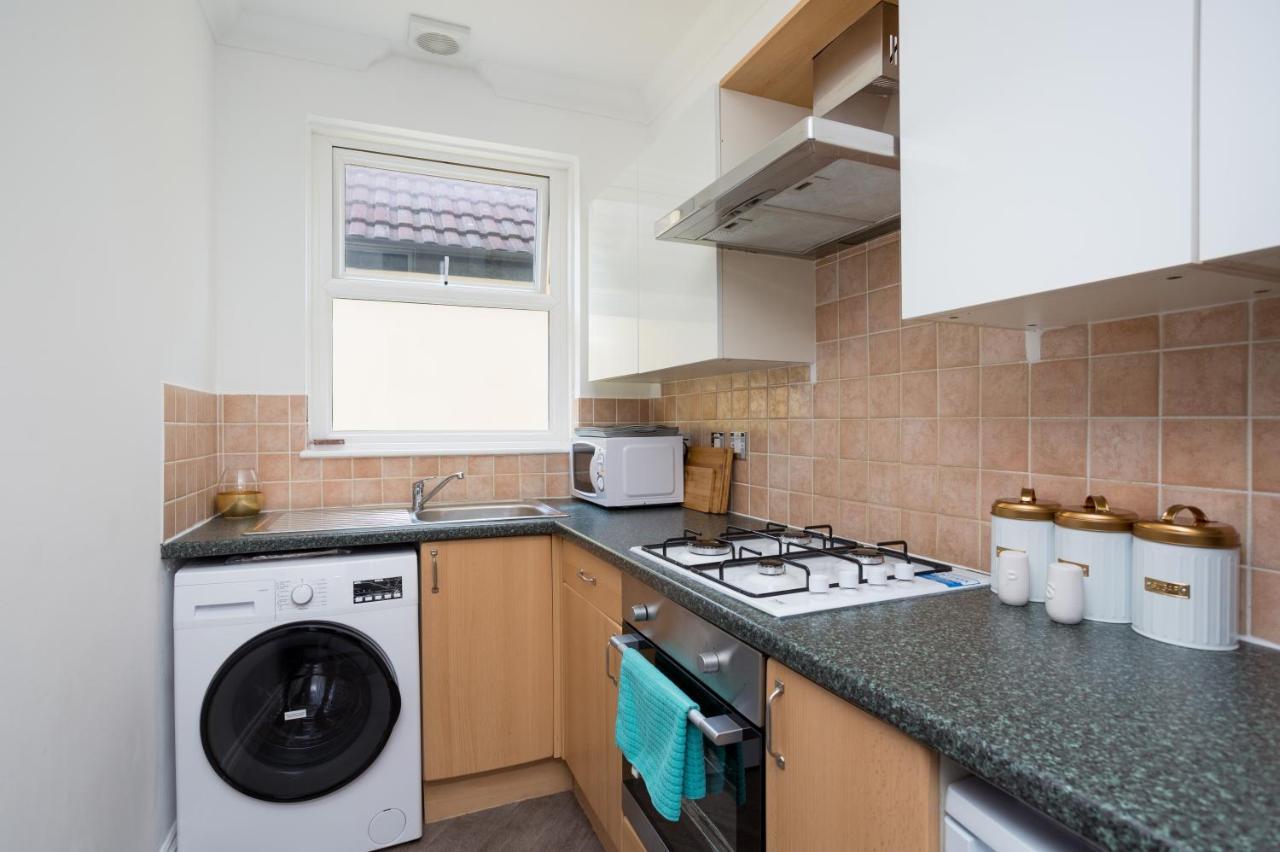 Granada Luxury Apartments: Beachside Flats with Parking Portsmouth Room photo