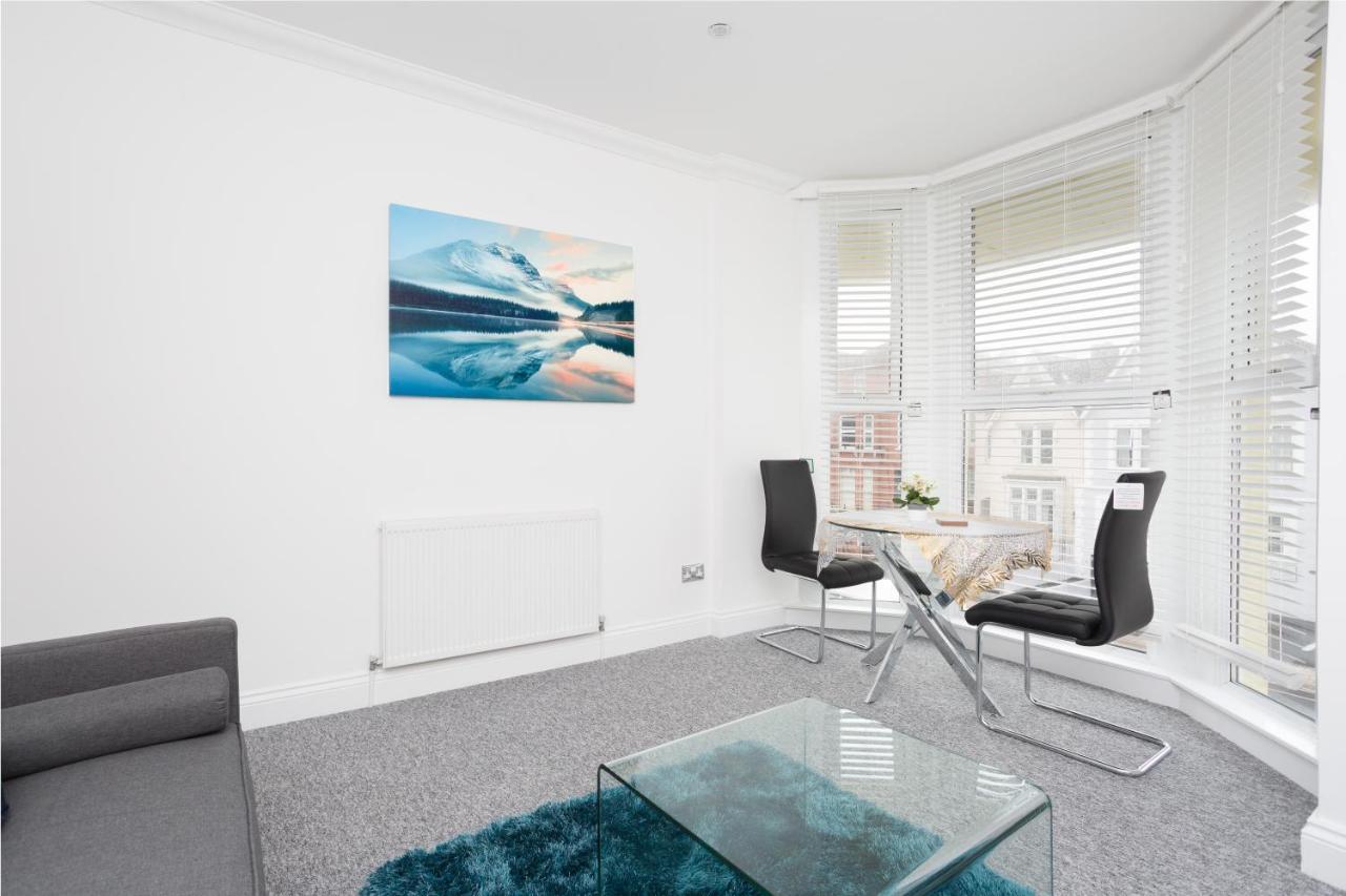 Granada Luxury Apartments: Beachside Flats with Parking Portsmouth Room photo