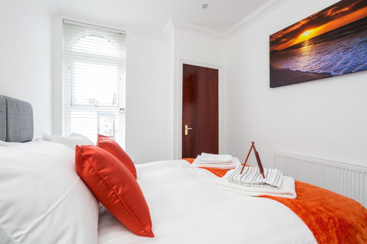 Granada Luxury Apartments: Beachside Flats with Parking Portsmouth Room photo