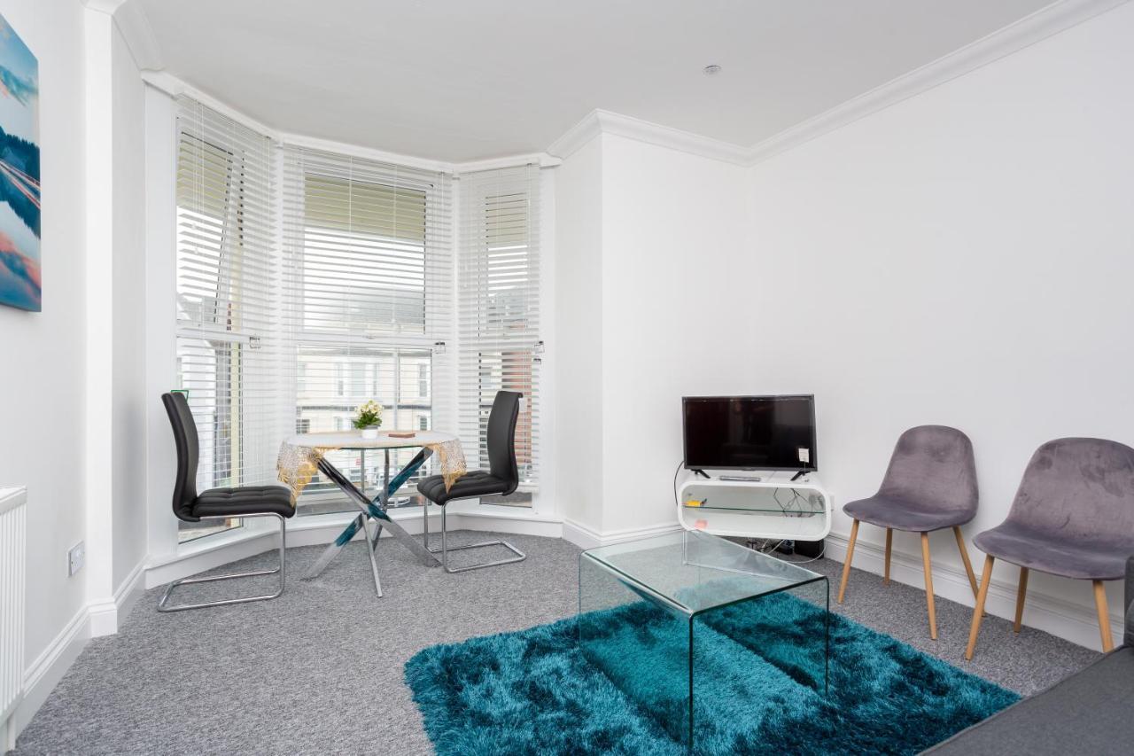 Granada Luxury Apartments: Beachside Flats with Parking Portsmouth Room photo