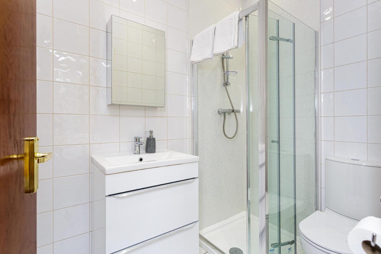 Granada Luxury Apartments: Beachside Flats with Parking Portsmouth Room photo