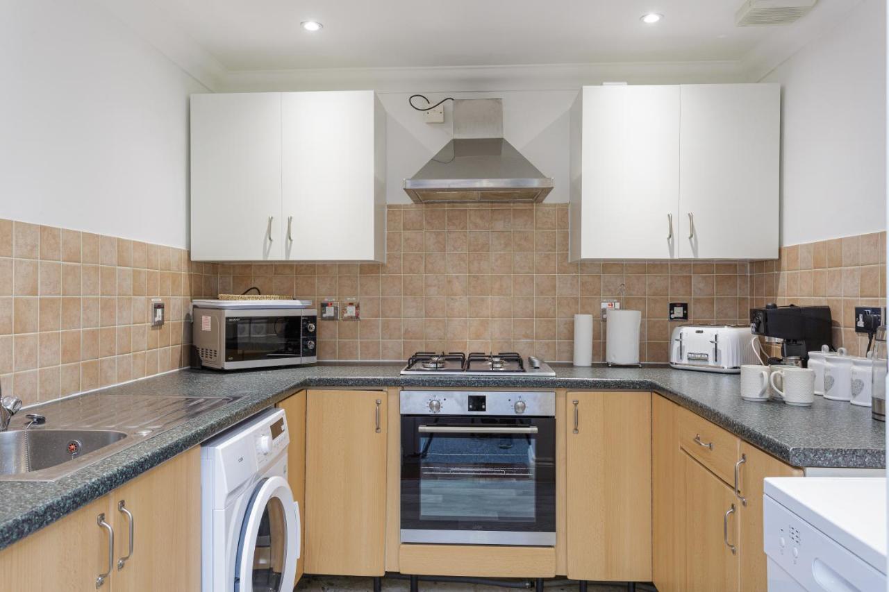 Granada Luxury Apartments: Beachside Flats with Parking Portsmouth Room photo