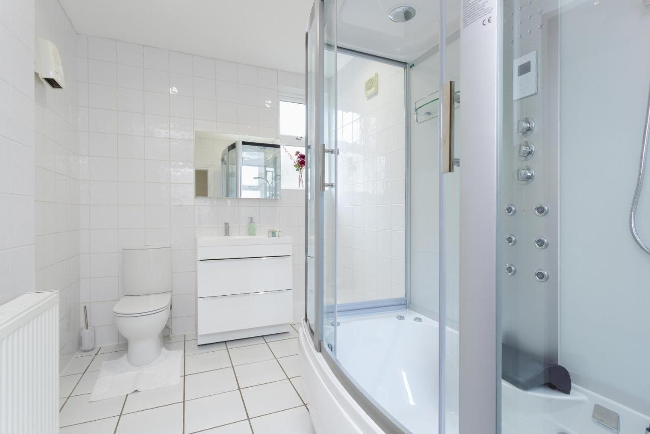 Granada Luxury Apartments: Beachside Flats with Parking Portsmouth Room photo