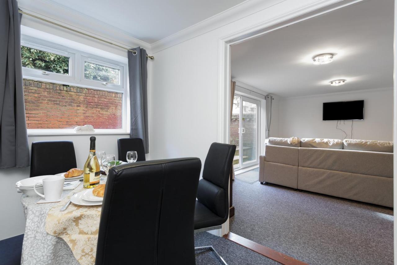 Granada Luxury Apartments: Beachside Flats with Parking Portsmouth Room photo