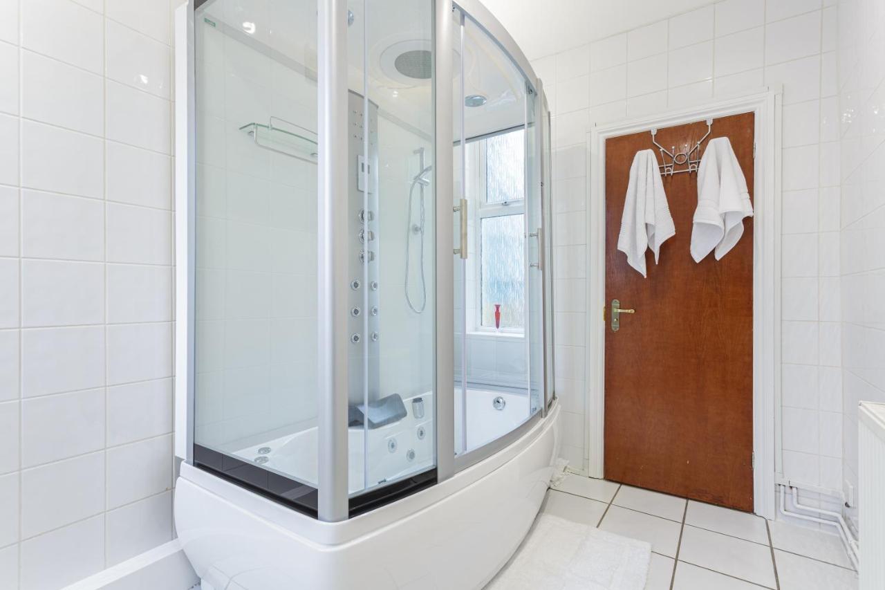 Granada Luxury Apartments: Beachside Flats with Parking Portsmouth Room photo
