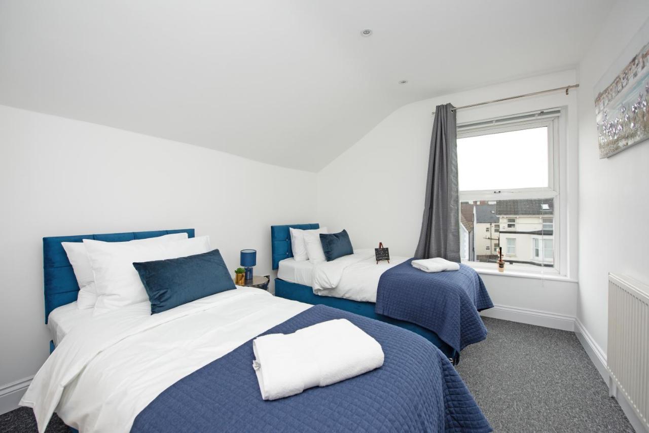 Granada Luxury Apartments: Beachside Flats with Parking Portsmouth Room photo