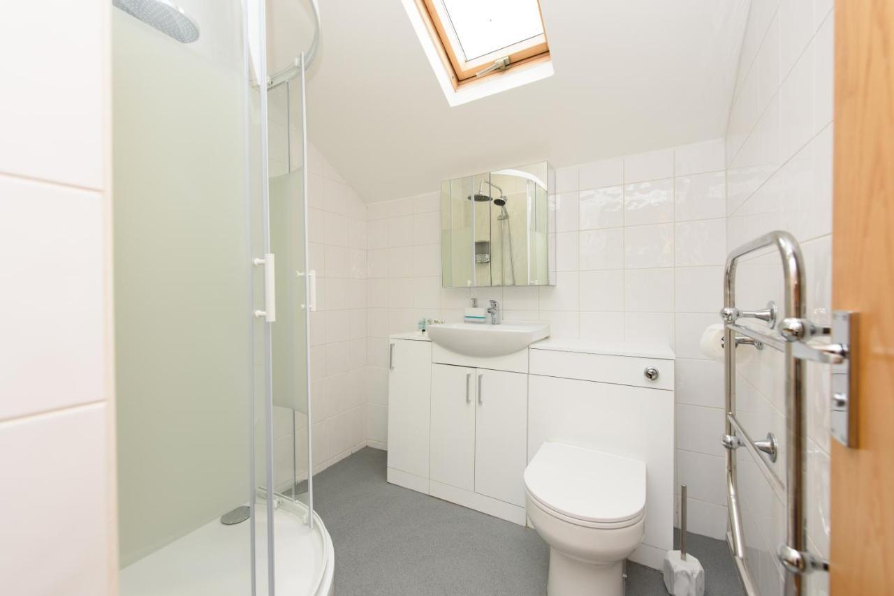 Granada Luxury Apartments: Beachside Flats with Parking Portsmouth Room photo