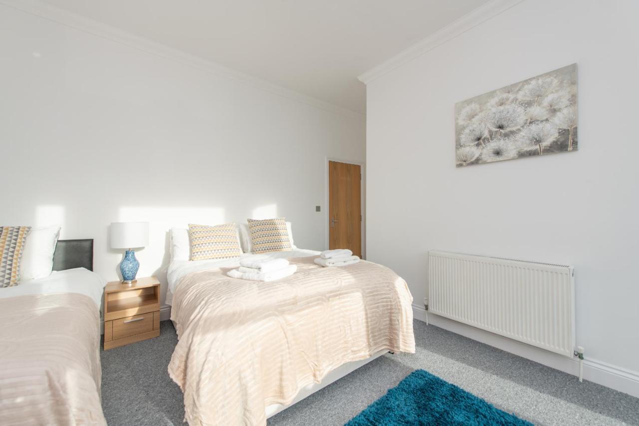 Granada Luxury Apartments: Beachside Flats with Parking Portsmouth Room photo