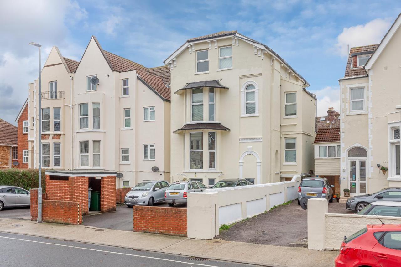 Granada Luxury Apartments: Beachside Flats with Parking Portsmouth Exterior photo