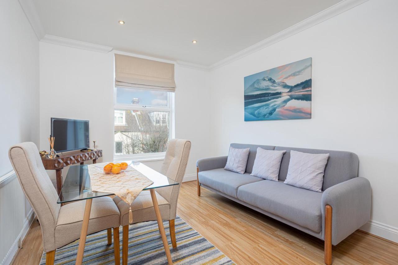 Granada Luxury Apartments: Beachside Flats with Parking Portsmouth Exterior photo