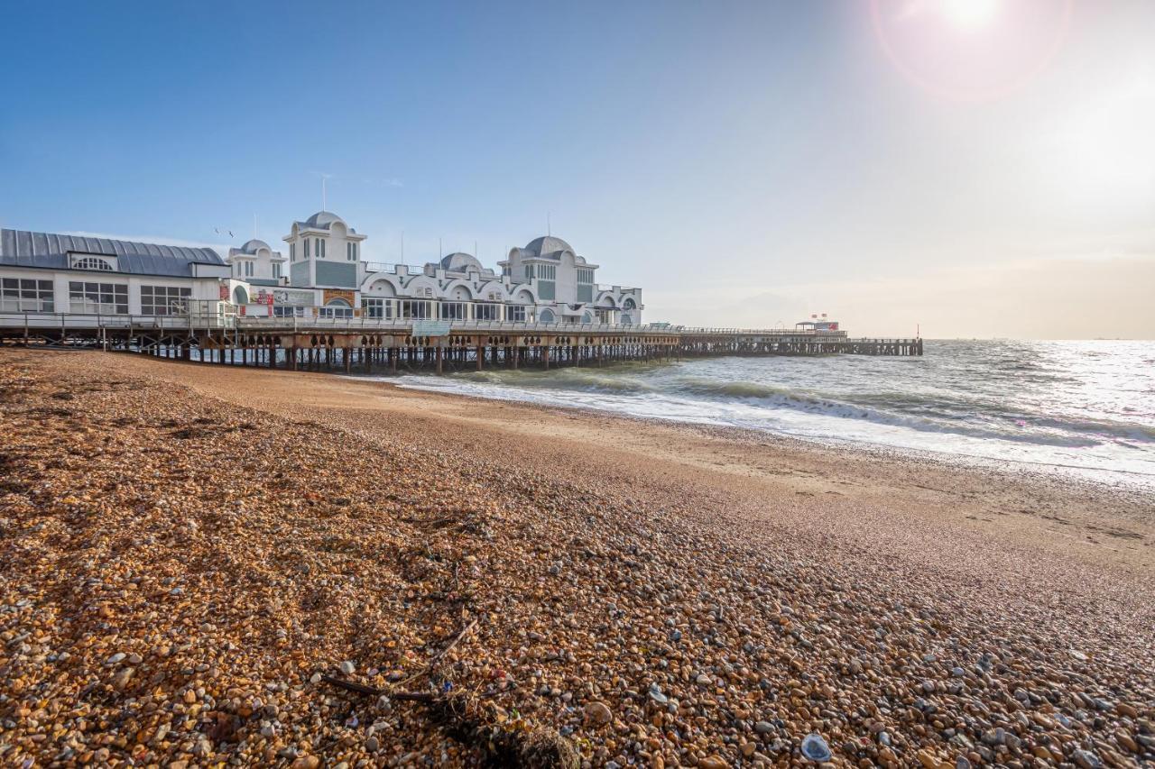 Granada Luxury Apartments: Beachside Flats with Parking Portsmouth Exterior photo